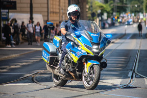 policjant na motorze skręca z ulicy piłsudskiego