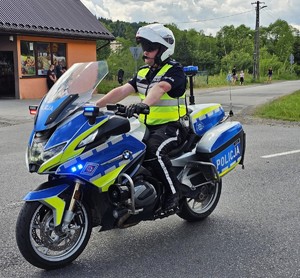 policjant na służbowym motocyklu