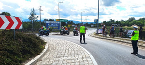 rondo, umundurowani policjanci, przejeżdżające motocykle