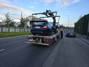 pojazd zabezpieczony na holowniku