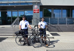 policyjny patrol rowerowy przed budynkiem komendy