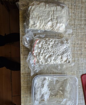 zabezpieczone narkotyki w plastkowym pudełku i foliowych opakowaniach