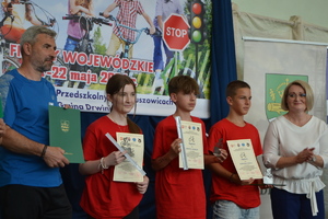 Uczestnicy konkursu trzymający nagrody za udział w konkursie