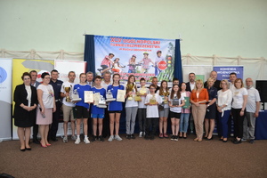 Zdjęcie grupowe uczestników konkursu trzymający nagrody za zajete miejsca w konkursie