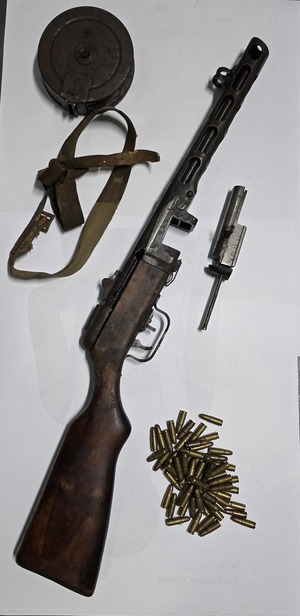 pistolet maszynowy wraz z amunicją