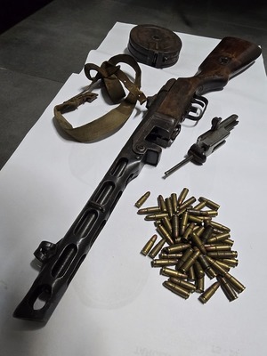 pistolet maszynowy wraz z amunicją