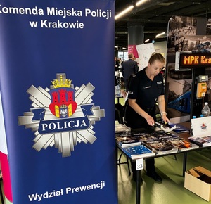 policjantka przy stoisku wystwowym podczas targów pracy