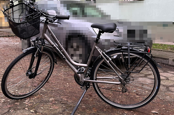 utracony rower koloru szarego, stojący przed blokiem
