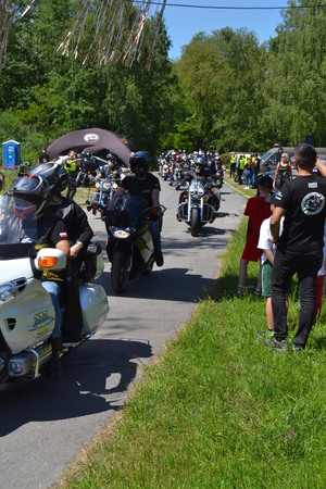 Grupa motocyklistów wjeżdzających na Motospotkanie na Pasternik