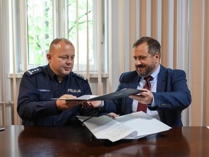 insp. Mariusz Kudela oraz dr. hab. n. med. Bartłomiej Guzik podpisują porozumienie.