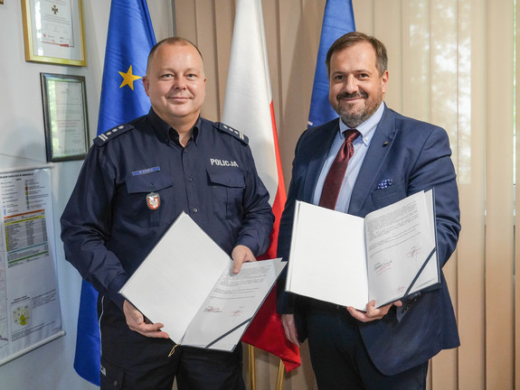 insp. Mariusz Kudela oraz dr. hab. n. med. Bartłomiej Guzik pokazują podpisane porozumienie.