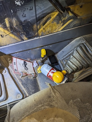 puszka po piwie przy lewarku zmiany biegów