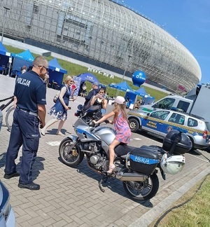 dziewczyka pozująca do zdjęcia na motocyklu policyjnym