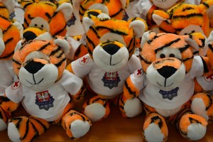 pluszowe tygryski w koszulkach z logo KWP w Krakowie