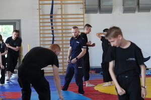 młodziez oraz policjanci na torze przeszkód