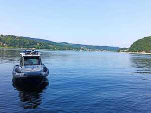 motorówka na wodzie