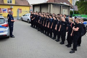 uczniowie klasy mundurowej podczas zbiórki na placu
