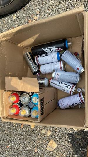 zatrzymane puszki z farbą w sprayu