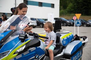 dziecko na policyjnym motorze