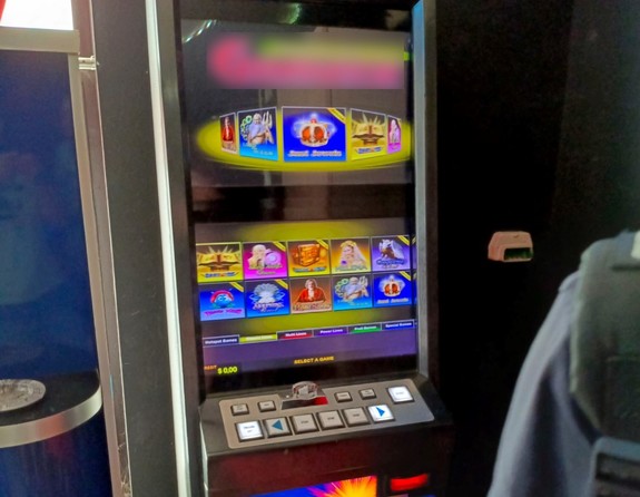 jeden z zabezpieczonych automatów do gier