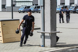 policjant biegnie z ketlami