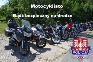 Motocykle stojące w rzędzie zaparkowane obok siebie