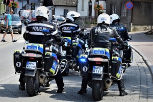 policyjne motocykle podczas zabezpieczenia wyścigu