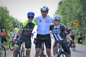 zastępca Komendanta Głównego Policji w stroju kolarskim z zawodniczkami