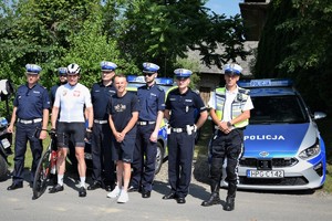 zdjęcie grupowe policjantów z Rafałem Majką