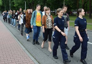 4 laureci konkursu wraz z policjantkami idą aleją na terenie szkoły