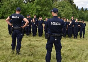 policjanci stoją  przed klasą policyjną