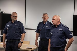 trzech umundurowanych policjantów w sali wykładowej