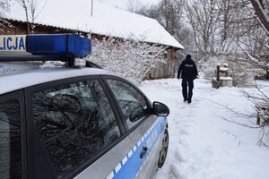 policjant idzie sprawdzić miejsce zamieszkania osoby samotnej