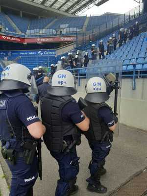 umundurowani policjanci stojący przy jednej z trybun na stadionie przy ulicy Reymonta
