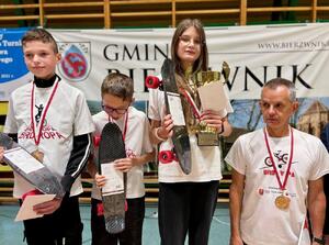 Drużyna z Ropy razem ze swoim opiekunem