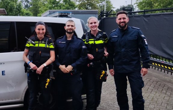 wspólne zdjęcie z holenderskimi policjantami