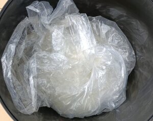 W wiaderku, w torebce foliowej zabezpieczony mefedron