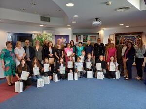 Laureaci konkursu wraz z opiekunami i organizatorami.