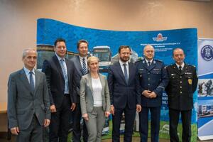 Komendant krakowskiej komendy miejskiej w towarzystwie Prezydenta Miasta Krakowa, Zestępcy Komendanta Straży Miejskiej w Krakowie oraz przedstawicieli krakowskiego MPK