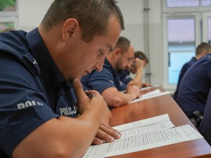 policjant rozwiązuje test