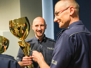 naczelnik prewencji wręcza puchar dla pierwszego miejsca