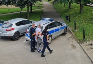36 latek prowadzony do Komisariatów przez policjantów z Gdowa