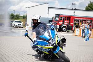 Policjant ruchu drogowego  na motorze służbowym