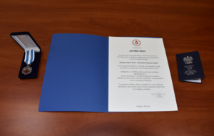 Odznaka, legitymacja honorowego dawcy krwi oraz imienny dyplom.jpg