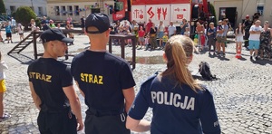 policjantka i strażacy