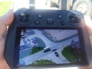 Ekran przedstawiający obraz z drona