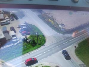 Skrzyżowanie dróg na którym widoczne są dwa samochody