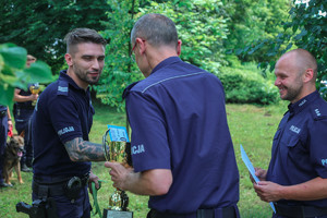 naczelnik wręcza puchar za zajęcie 2 miejsca