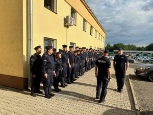 Policjanci KPP Wieliczka podczas zbiórki w jednostce