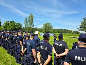 Policjanci oraz Strażacy przed przystąpieniem do ćwiczeń